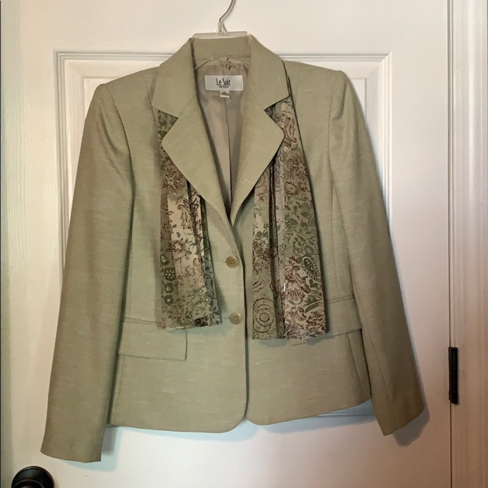Business suit 2 piece with scarf